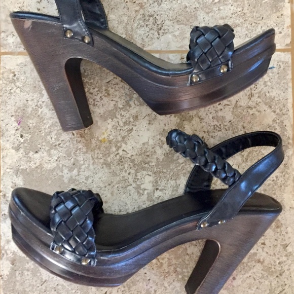 Lat Shoes - Platform Sandals in Black